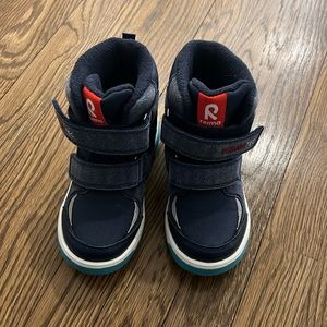 Reina boys snow boots.